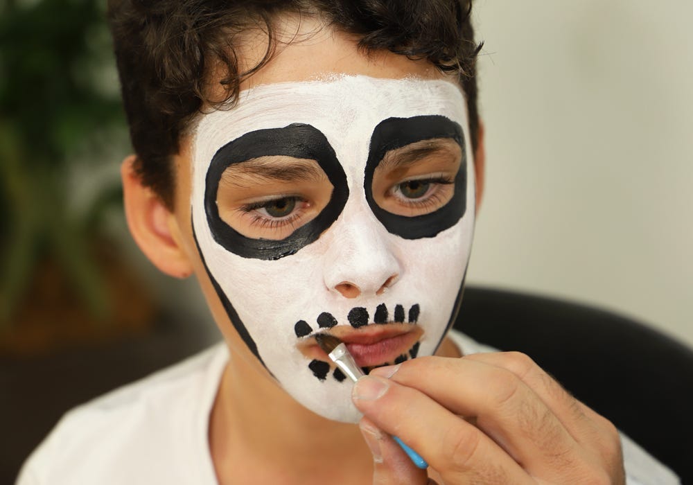 5 tips to protect your eyes from Halloween face paint